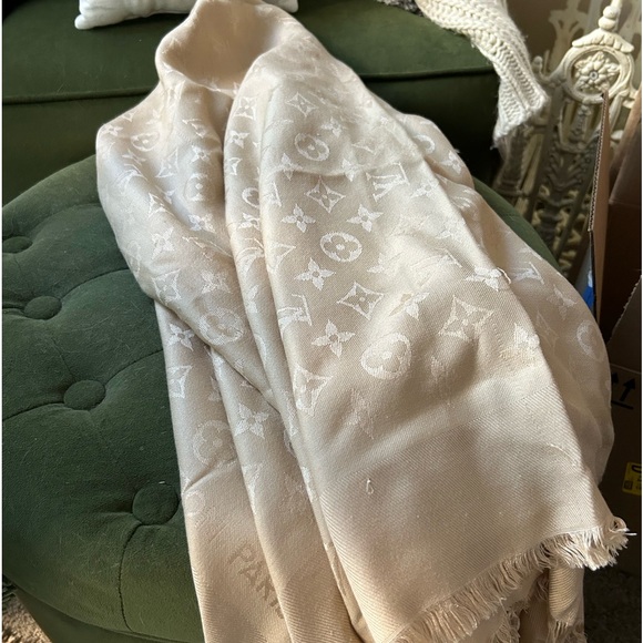 Louis Vuitton large monogram scarf/shawl - Picture 2 of 2